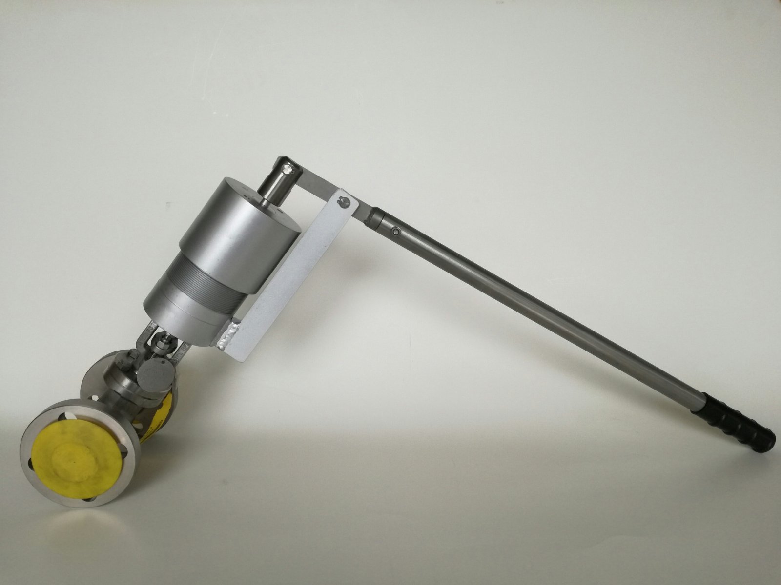 Spring return handle