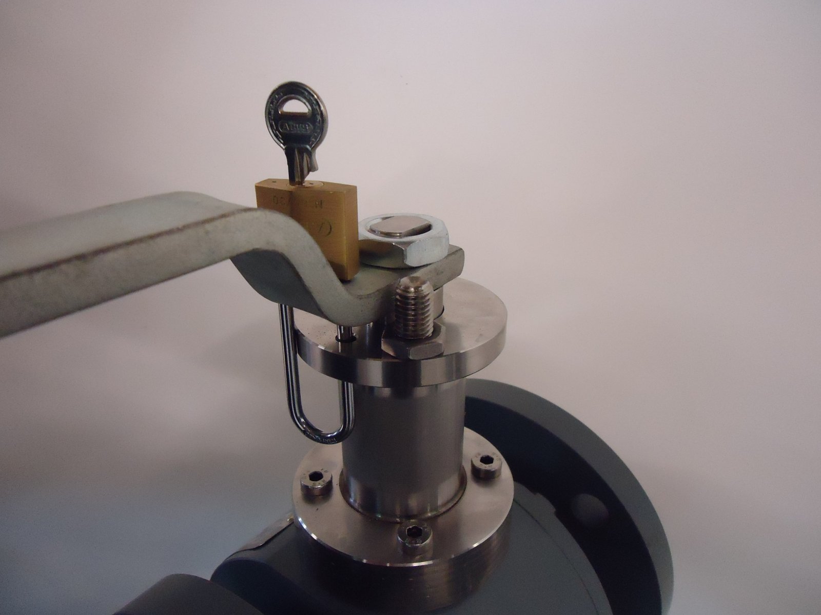 Locking devices Valve Modifications Technisch bureau Van Haaren
